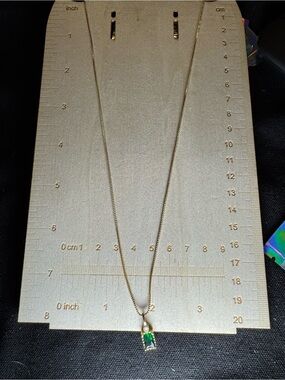 ★ Emerald Green Crystal Pendant Necklace Gold Tone Dainty Chain